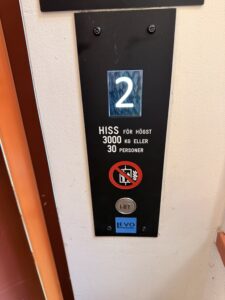 Anropstablå med våningsvisare på den moderniserade hissen för 3000 kg eller 30 personer på Våxnäsgatan 10 i Karlstad